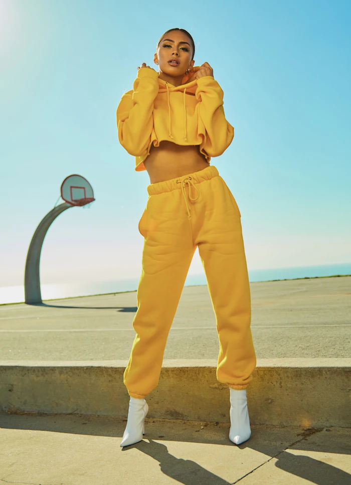 Silhouette vêtue de jaune sur un terrain de sport en extérieur.